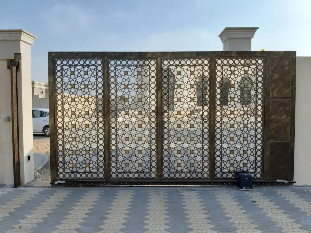 Portão automático deslizante de metal em residência moderna