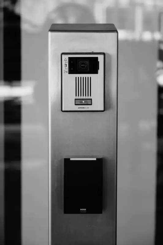 Interfone com câmera instalado em parede de edifício
