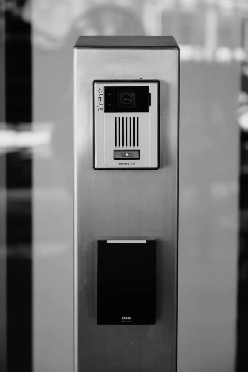 Interfone com câmera instalado em parede de edifício